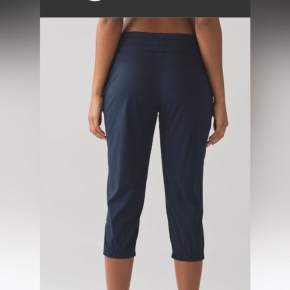 Lululemon Dance Studio Crop  Il Unlined 20"  Inkwell EUC - Picture 15 of 15